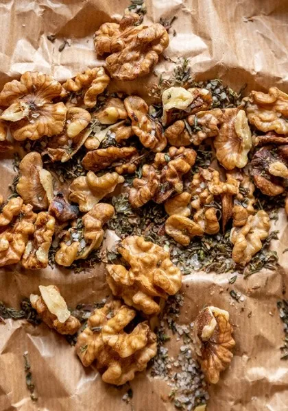 ΚΑΡΥΔΙΑ ΜΕ ΘΥΜΑΡΙ ΚΑΙ ΑΛΑΤΙ